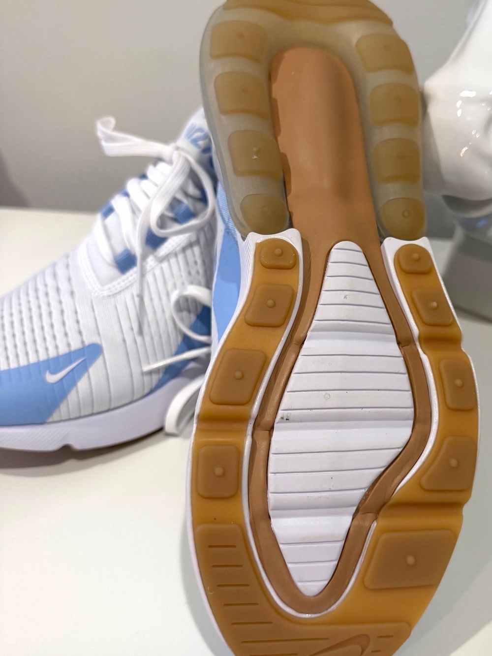 Nike Air Max 270 Women’s White & Light Blue Running Sneaker Sz 8 NEVER WORN - Picture 5 of 8
